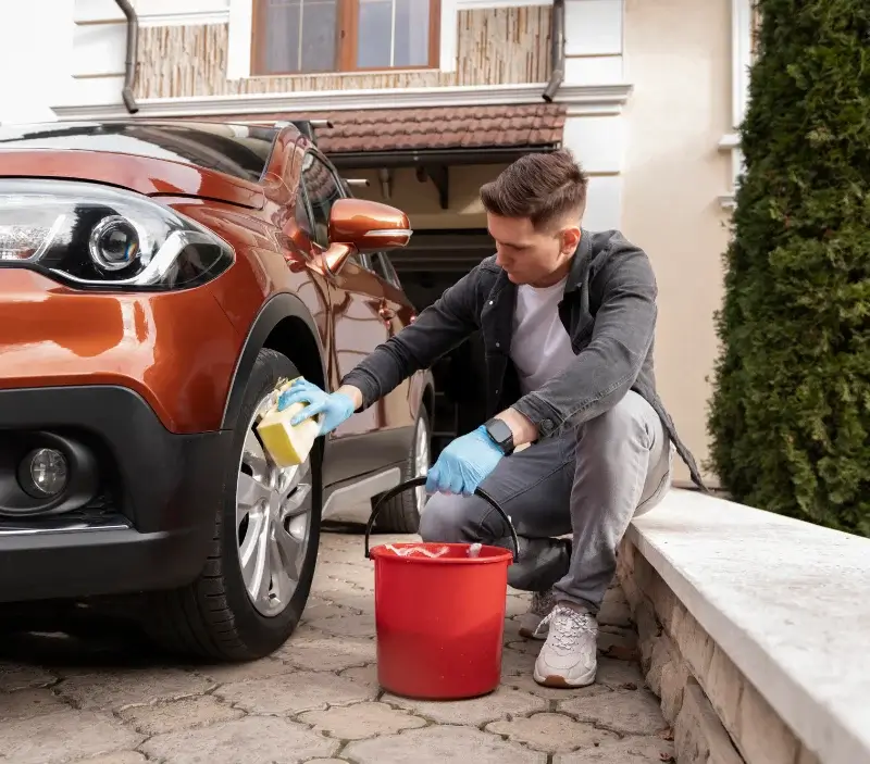Lavage auto à domicile Saint-Martin-de-Fontenay : professionnel intervenant sur un véhicule